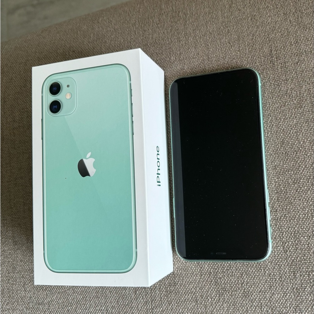 iPhone 11 64GB unlocked turquoise / mint case included great condition, like new